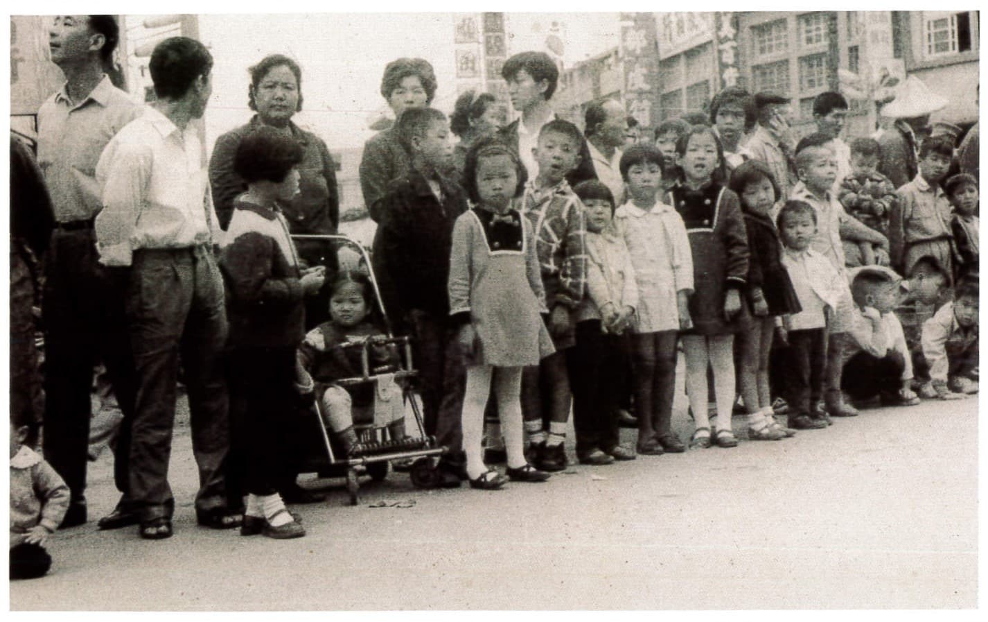 熱鬧的街景 民國57年（1968）花蓮市中山路與中華路口（楊德淵 提供）